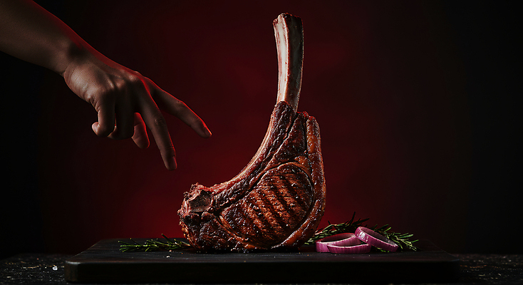 JPG 편집이미지 손 스테이크 신체부위 검은색 식사 어둠 소고기 굽기 브이 로즈메리 적양파 토마호크 편집실사 AI인물포토 AI콘텐츠 컬러 양파 서양음식 육류 사람 손짓 구이 허브 CG 파일형식 AI포토
