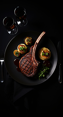 JPG 편집이미지 포크 와인잔 스테이크 요리 사람없음 레스토랑 와인 검은색 식사 어둠 소고기 나이프 굽기 로즈메리 구운감자 토마호크 편집실사 AI포토 AI콘텐츠 식기 컬러 술잔 감자 주류 서양음식 육류 식당 칼 구이 허브 CG 파일형식