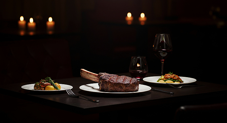 JPG 편집이미지 접시 포크 와인잔 촛불 스테이크 사람없음 레스토랑 와인 검은색 식사 어둠 소고기 바비큐 굽기 로즈메리 구운감자 토마호크 편집실사 AI포토 AI콘텐츠 식기 음식 컬러 술잔 초 감자 주류 서양음식 육류 식당 구이 허브 CG 파일형식