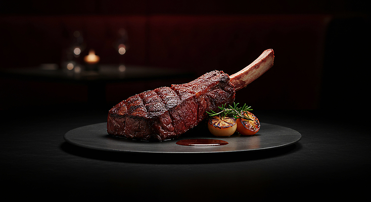 JPG 편집이미지 스테이크 사람없음 레스토랑 검은색 식사 어둠 소고기 소스 굽기 로즈메리 구운감자 토마호크 편집실사 AI포토 AI콘텐츠 컬러 감자 서양음식 육류 식당 양념 구이 허브 CG 파일형식