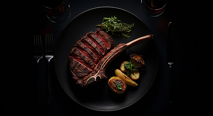 JPG 편집이미지 접시 와인잔 스테이크 사람없음 레스토랑 와인 검은색 식사 어둠 소고기 굽기 로즈메리 구운감자 토마호크 편집실사 AI포토 AI콘텐츠 식기 컬러 술잔 감자 주류 서양음식 육류 식당 구이 허브 CG 파일형식