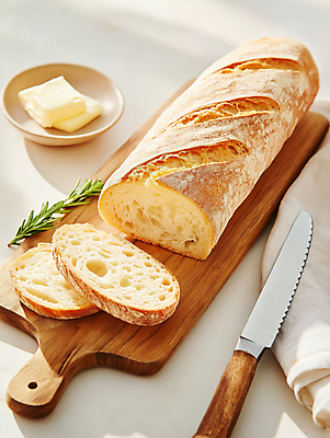 JPG 편집이미지 그림자 사람없음 햇빛 갈색 바게트 천 슬라이스 버터 로즈메리 빵칼 편집실사 AI포토 AI콘텐츠 빵 컬러 태양 직물 나이프 허브 CG 파일형식