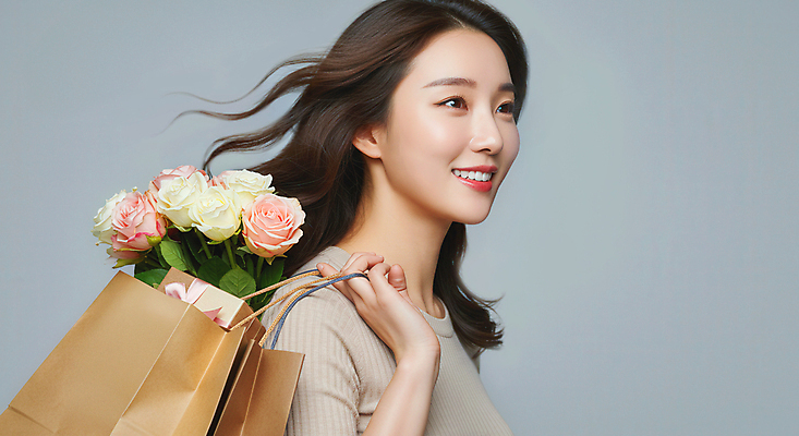JPG 편집이미지 여자 꽃다발 잎 한명 웃음 들기 상반신 성인 쇼핑 쇼핑백 의료성형뷰티 성인여자한명만 흩날리기 편집실사 AI인물포토 AI콘텐츠 식물 1 꽃 가방 모션 표정 사람 CG 여자한명만 성인여자만 파일형식 AI포토