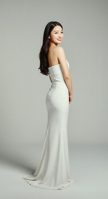 JPG 전신 모델 편집이미지 드레스 여자 포즈 한명 웃음 성인 뒷모습 흰색 의료성형뷰티 성인여자한명만 흩날리기 편집실사 AI인물포토 AI콘텐츠 1 옷 뷰포인트 컬러 모션 표정 사람 CG 여자한명만 성인여자만 파일형식 AI포토