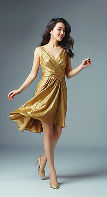 JPG 전신 모델 편집이미지 드레스 여자 포즈 한명 웃음 성인 손들기 금색 의료성형뷰티 성인여자한명만 흩날리기 편집실사 AI인물포토 AI콘텐츠 1 옷 컬러 모션 표정 사람 CG 여자한명만 성인여자만 파일형식 AI포토