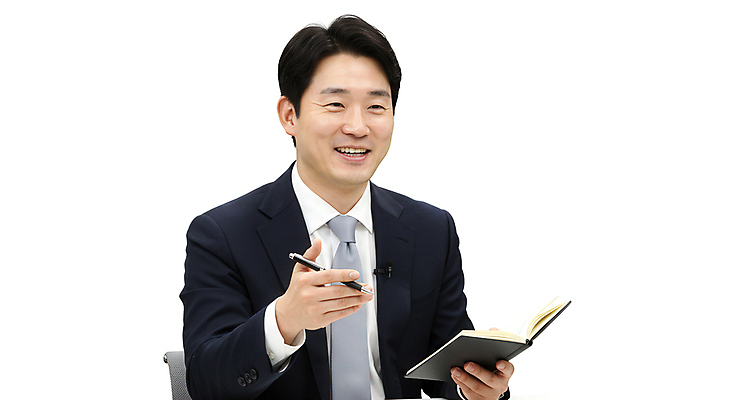 JPG 편집이미지 남자 대화 한명 웃음 들기 상반신 성인 펜 공책 비즈니스맨 인터뷰 의료성형뷰티 성인남자한명만 편집실사 AI인물포토 AI콘텐츠 1 비즈니스 모션 문구용품 표정 말하기 사람 필기구 직장인 CG 남자한명만 성인남자만 파일형식 AI포토