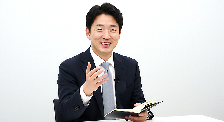 JPG 편집이미지 남자 대화 한명 웃음 들기 상반신 성인 손들기 공책 비즈니스맨 인터뷰 의료성형뷰티 성인남자한명만 편집실사 AI인물포토 AI콘텐츠 1 비즈니스 모션 문구용품 표정 말하기 사람 직장인 CG 남자한명만 성인남자만 파일형식 AI포토