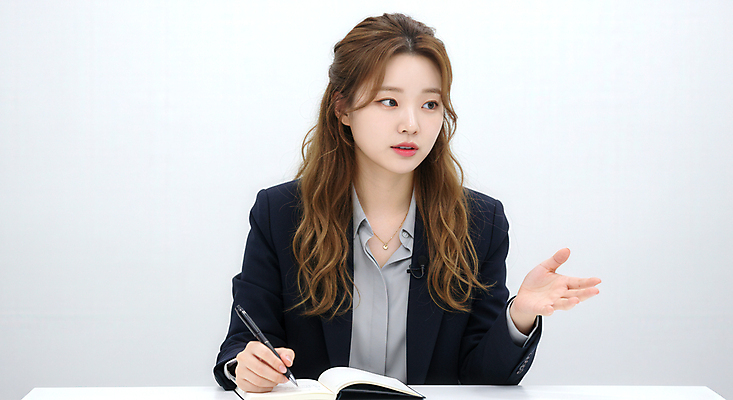 JPG 편집이미지 여자 대화 한명 들기 상반신 성인 펜 손들기 공책 비즈니스우먼 인터뷰 의료성형뷰티 성인여자한명만 편집실사 AI인물포토 AI콘텐츠 1 비즈니스 모션 문구용품 말하기 사람 필기구 직장인 CG 여자한명만 성인여자만 파일형식 AI포토