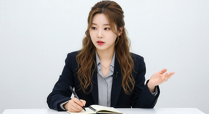 JPG 편집이미지 여자 대화 한명 들기 상반신 성인 펜 손들기 비즈니스우먼 스프링노트 인터뷰 의료성형뷰티 성인여자한명만 편집실사 AI인물포토 AI콘텐츠 1 비즈니스 모션 말하기 사람 필기구 공책 직장인 CG 여자한명만 성인여자만 파일형식 AI포토