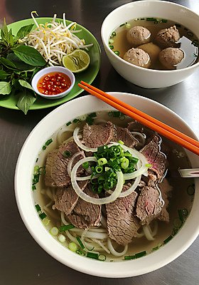 JPG 편집이미지 접시 잎 젓가락 양파 육류 사람없음 소스 미트볼 슬라이스 홍고추 베트남 라임 쪽파 동남아음식 소스그릇 숙주 쌀국수 쌀국수면 편집실사 AI포토 AI콘텐츠 식물 그릇 식기 음식 채소 과일 식재료 고추 수저 동남아시아 면류 양념 CG 국수 파 베트남음식 파일형식