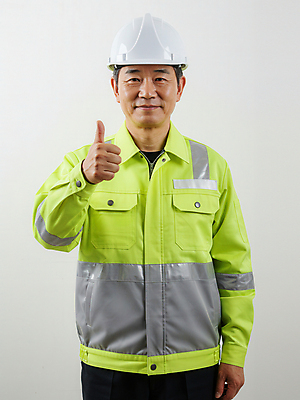 JPG 편집이미지 남자 중년 노동자 한명 미소 상반신 안전모 따봉 안전제일 의료성형뷰티 중년남자한명만 편집실사 AI인물포토 AI콘텐츠 직업 1 표정 사람 성인 최고 헬멧 안전장비 CG 남자한명만 중년남자만 파일형식 AI포토