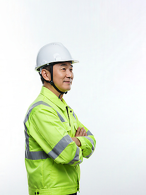 JPG 편집이미지 남자 중년 노동자 한명 미소 상반신 팔짱 안전모 안전제일 의료성형뷰티 중년남자한명만 편집실사 AI인물포토 AI콘텐츠 직업 1 모션 표정 사람 성인 헬멧 안전장비 CG 남자한명만 중년남자만 파일형식 AI포토