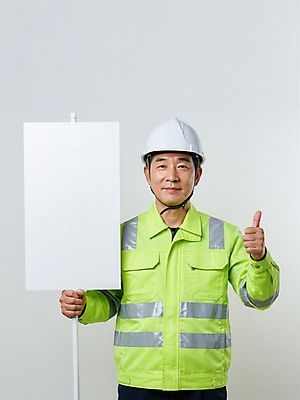 JPG 편집이미지 남자 중년 노동자 한명 미소 들기 상반신 팻말 안전모 따봉 안전제일 의료성형뷰티 중년남자한명만 편집실사 AI인물포토 AI콘텐츠 직업 1 모션 프레임 표정 사람 성인 최고 헬멧 안전장비 CG 남자한명만 중년남자만 파일형식 AI포토