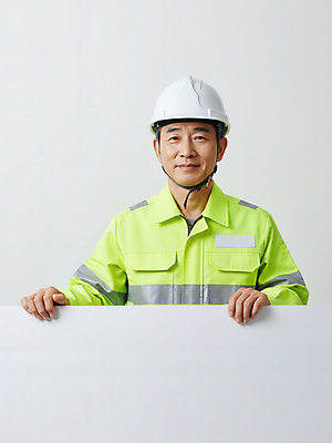 JPG 편집이미지 남자 중년 노동자 한명 미소 들기 상반신 팻말 안전모 안전제일 의료성형뷰티 중년남자한명만 편집실사 AI인물포토 AI콘텐츠 직업 1 모션 프레임 표정 사람 성인 헬멧 안전장비 CG 남자한명만 중년남자만 파일형식 AI포토