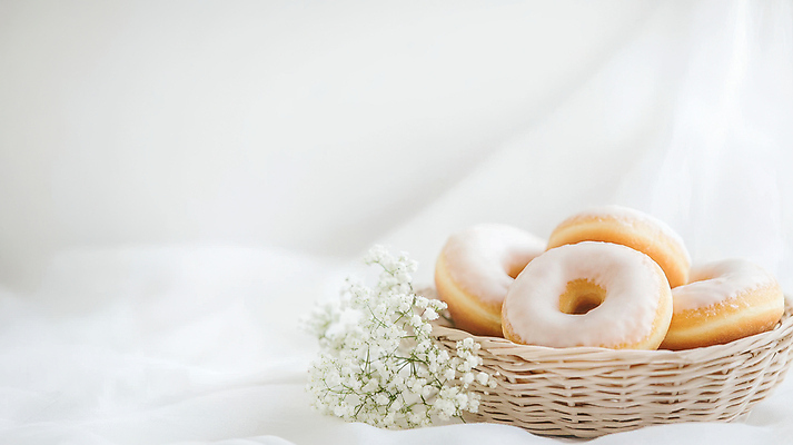 JPG 편집이미지 디저트 사람없음 바구니 흰색 천 안개꽃 링도넛 아이싱 편집실사 AI포토 AI콘텐츠 꽃 음식 컬러 직물 도넛 크림 CG 한해살이풀 파일형식