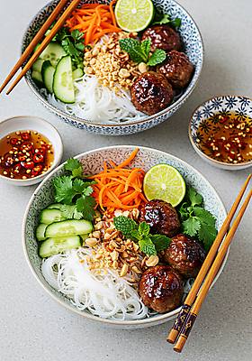 JPG 편집이미지 젓가락 단면 오이 돼지고기 사람없음 소스 고수 미트볼 허브 홍고추 베트남 땅콩 라임 동남아음식 소스그릇 쌀국수면 분짜 당근채 편집실사 AI포토 AI콘텐츠 식물 그릇 음식 채소 과일 고추 수저 육류 동남아시아 당근 견과류 면류 양념 향신료 CG 베트남음식 파일형식