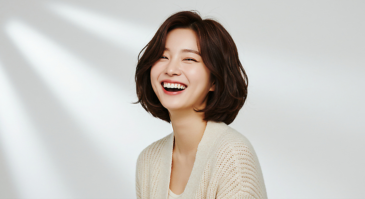 JPG 편집이미지 여자 한명 웃음 상반신 성인 햇빛 단발머리 의료성형뷰티 성인여자한명만 편집실사 AI인물포토 AI콘텐츠 1 헤어스타일 표정 사람 태양 CG 여자한명만 성인여자만 파일형식 AI포토