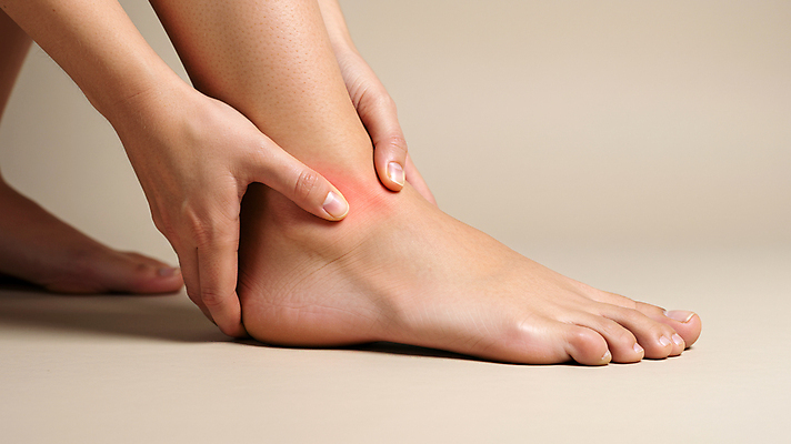 JPG 편집이미지 손 의학 신체부위 고통 잡기 관절염 발목 발목통증 의료성형뷰티 편집실사 AI인물포토 AI콘텐츠 감정 모션 발 사람 질병 CG 파일형식 AI포토