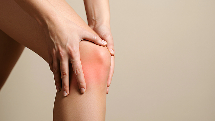 JPG 편집이미지 손 의학 신체부위 고통 잡기 관절염 무릎 무릎통증 의료성형뷰티 편집실사 AI인물포토 AI콘텐츠 감정 모션 사람 질병 CG 파일형식 AI포토