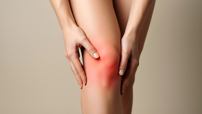 JPG 편집이미지 손 의학 신체부위 고통 잡기 관절염 무릎 무릎통증 의료성형뷰티 편집실사 AI인물포토 AI콘텐츠 감정 모션 사람 질병 CG 파일형식 AI포토