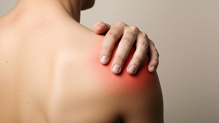 JPG 편집이미지 손 의학 한손 신체부위 고통 잡기 어깨 관절염 어깨통증 의료성형뷰티 어깨에손 편집실사 AI인물포토 AI콘텐츠 감정 모션 사람 질병 CG 파일형식 AI포토