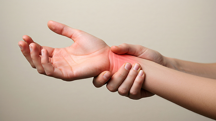 JPG 편집이미지 손 의학 신체부위 고통 잡기 손목 관절염 의료성형뷰티 손목통증 편집실사 AI인물포토 AI콘텐츠 감정 모션 사람 질병 CG 파일형식 AI포토