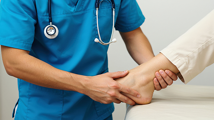 JPG 편집이미지 손 청진기 두명 신체부위 고통 잡기 몸통 팔 발목 물리치료 물리치료사 재활 정형외과 의료성형뷰티 편집실사 AI인물포토 AI콘텐츠 감정 의료기기 모션 발 병원 사람 치료 CG 치료사 파일형식 AI포토