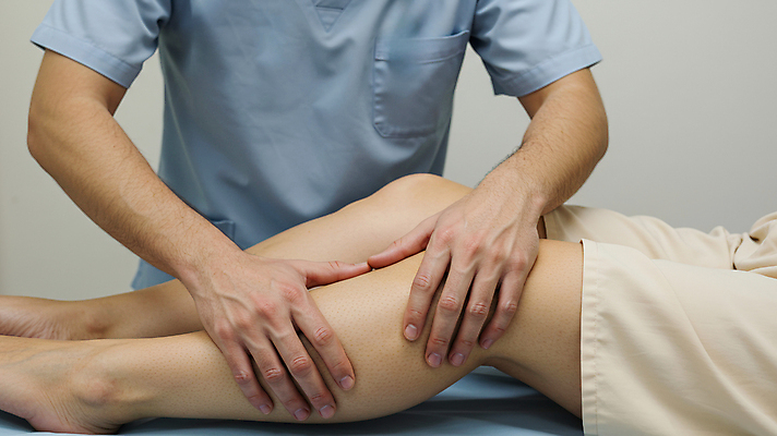 JPG 편집이미지 손 두명 신체부위 다리 잡기 몸통 팔 무릎통증 물리치료 물리치료사 재활 정형외과 의료성형뷰티 편집실사 AI인물포토 AI콘텐츠 모션 병원 사람 치료 고통 CG 치료사 파일형식 AI포토