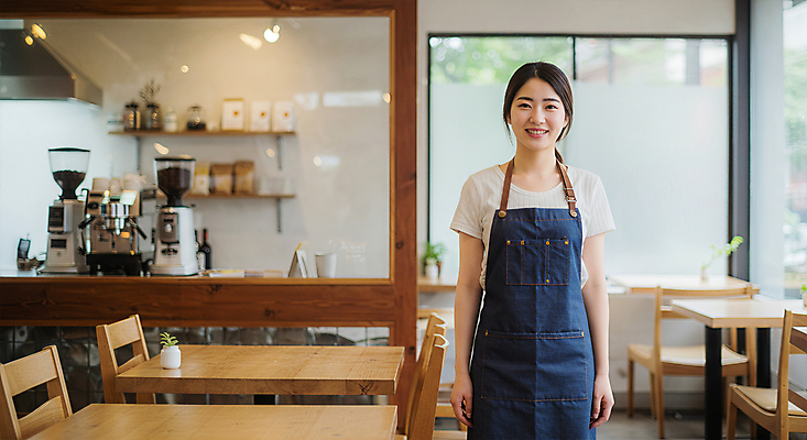 JPG 편집이미지 여자 커피 친절 선반 한명 미소 성인 앞치마 카페 바리스타 나무탁자 의료성형뷰티 성인여자한명만 편집실사 AI인물포토 AI콘텐츠 직업 1 음료 가구 탁자 표정 사람 상점 CG 여자한명만 성인여자만 파일형식 AI포토