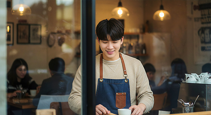 JPG 편집이미지 여자 남자 커피 조명 친절 미소 들기 여러명 성인 앞치마 카페 고객 바리스타 의료성형뷰티 성인만 편집실사 AI인물포토 AI콘텐츠 직업 음료 다수 모션 표정 사람 상점 CG 파일형식 AI포토