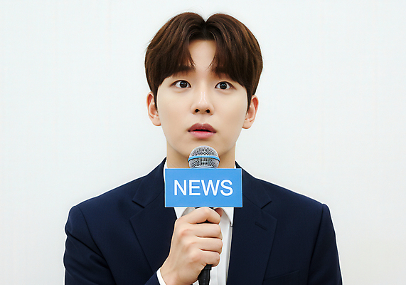 JPG 편집이미지 남자 비즈니스 한명 들기 상반신 성인 앞모습 기자 뉴스 마이크 인터뷰 의료성형뷰티 성인남자한명만 편집실사 AI인물포토 AI콘텐츠 직업 1 뷰포인트 음향기기 모션 사람 CG 남자한명만 성인남자만 파일형식 AI포토