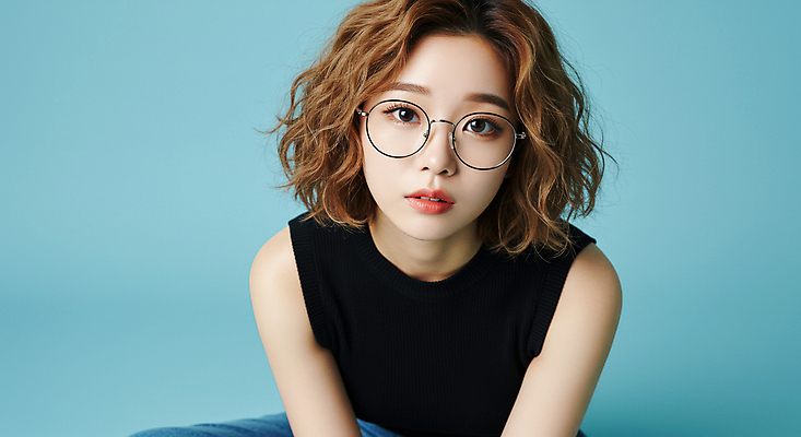 JPG 편집이미지 응시 여자 포즈 하늘색 한명 상반신 성인 민소매 올려보기 단발머리 파마 시크 의료성형뷰티 성인여자한명만 안경낌 편집실사 AI인물포토 AI콘텐츠 1 헤어스타일 시선 안경 상의 모션 사람 파란색 CG 여자한명만 성인여자만 파일형식 AI포토