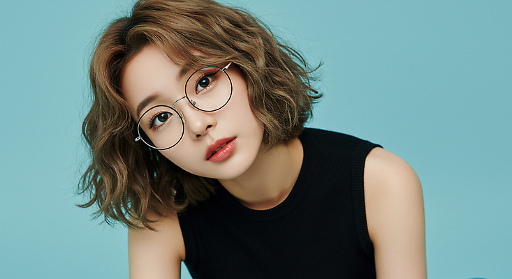 JPG 편집이미지 응시 여자 포즈 하늘색 한명 상반신 성인 민소매 단발머리 파마 시크 의료성형뷰티 성인여자한명만 안경낌 편집실사 AI인물포토 AI콘텐츠 1 헤어스타일 시선 안경 상의 사람 파란색 CG 여자한명만 성인여자만 파일형식 AI포토