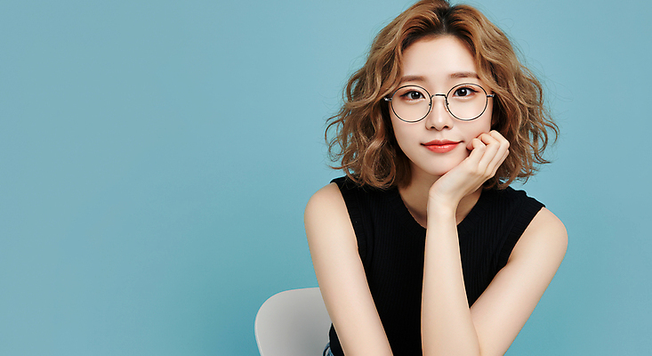 JPG 편집이미지 응시 여자 포즈 하늘색 의자 한명 상반신 성인 민소매 턱괴기 단발머리 파마 시크 의료성형뷰티 성인여자한명만 안경낌 편집실사 AI인물포토 AI콘텐츠 1 헤어스타일 시선 안경 가구 상의 모션 사람 파란색 CG 여자한명만 성인여자만 파일형식 AI포토