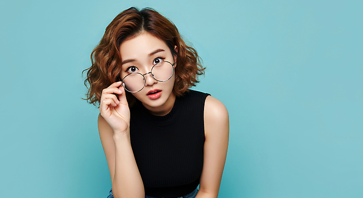 JPG 편집이미지 응시 여자 포즈 하늘색 한명 상반신 성인 민소매 잡기 단발머리 파마 시크 의료성형뷰티 성인여자한명만 안경낌 편집실사 AI인물포토 AI콘텐츠 1 헤어스타일 시선 안경 상의 모션 사람 파란색 CG 여자한명만 성인여자만 파일형식 AI포토