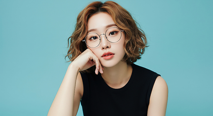 JPG 편집이미지 응시 여자 포즈 하늘색 한명 상반신 성인 민소매 턱괴기 단발머리 파마 시크 의료성형뷰티 성인여자한명만 안경낌 편집실사 IC뷰티큐레이션 AI인물포토 AI콘텐츠 1 헤어스타일 시선 안경 상의 모션 사람 파란색 CG 여자한명만 성인여자만 파일형식 AI포토