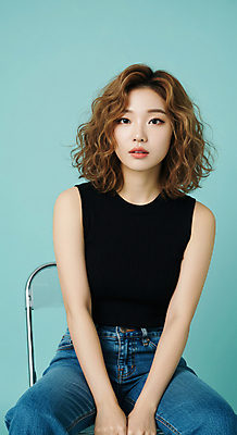 JPG 편집이미지 응시 여자 포즈 하늘색 의자 한명 앉기 상반신 성인 민소매 청바지 단발머리 파마 시크 의료성형뷰티 성인여자한명만 편집실사 AI인물포토 AI콘텐츠 1 헤어스타일 시선 가구 상의 바지 모션 사람 파란색 CG 여자한명만 성인여자만 파일형식 AI포토