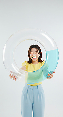 JPG 편집이미지 여자 한명 미소 들기 성인 튜브 의료성형뷰티 성인여자한명만 편집실사 AI인물포토 AI콘텐츠 1 모션 표정 사람 CG 여자한명만 성인여자만 파일형식 AI포토