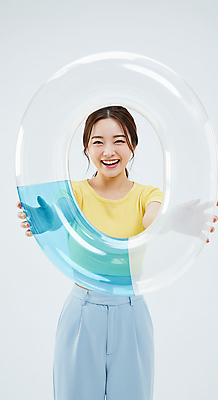 JPG 편집이미지 여자 한명 미소 들기 성인 튜브 의료성형뷰티 성인여자한명만 편집실사 IC뷰티큐레이션 AI인물포토 AI콘텐츠 1 모션 표정 사람 CG 여자한명만 성인여자만 파일형식 AI포토