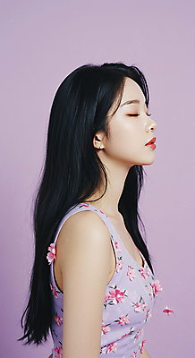 JPG 편집이미지 여자 꽃무늬 한명 상반신 성인 옆모습 눈감음 보라색 귀걸이 의료성형뷰티 성인여자한명만 편집실사 AI인물포토 AI콘텐츠 1 꽃 뷰포인트 컬러 무늬 장신구 모션 사람 CG 여자한명만 성인여자만 파일형식 AI포토