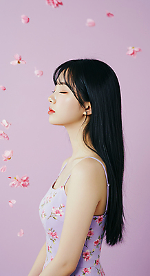 JPG 편집이미지 여자 꽃잎 꽃무늬 한명 상반신 성인 옆모습 눈감음 보라색 의료성형뷰티 성인여자한명만 편집실사 AI인물포토 AI콘텐츠 1 꽃 뷰포인트 컬러 무늬 모션 사람 CG 여자한명만 성인여자만 파일형식 AI포토