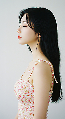 JPG 편집이미지 여자 꽃무늬 한명 상반신 성인 옆모습 눈감음 의료성형뷰티 성인여자한명만 편집실사 AI인물포토 AI콘텐츠 1 꽃 뷰포인트 무늬 모션 사람 CG 여자한명만 성인여자만 파일형식 AI포토
