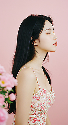 JPG 편집이미지 여자 분홍색 꽃무늬 한명 상반신 성인 옆모습 눈감음 의료성형뷰티 성인여자한명만 편집실사 AI인물포토 AI콘텐츠 1 꽃 뷰포인트 컬러 무늬 모션 사람 CG 여자한명만 성인여자만 파일형식 AI포토