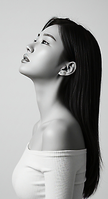 JPG 편집이미지 여자 흑백 한명 상반신 성인 옆모습 올려보기 의료성형뷰티 성인여자한명만 편집실사 오프숄더 AI인물포토 AI콘텐츠 1 뷰포인트 상의 모션 촬영기법 사람 CG 여자한명만 성인여자만 파일형식 AI포토