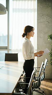 JPG 편집이미지 여자 의자 창문 탁자 회의 전등 그림자 한명 서기 들기 정장 성인 옆모습 햇빛 커튼 비즈니스우먼 회의실 문서 의료성형뷰티 성인여자한명만 편집실사 AI인물포토 AI콘텐츠 1 옷 뷰포인트 가구 비즈니스 모션 조명 사람 태양 직장인 CG 여자한명만 성인여자만 파일형식 AI포토