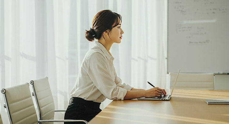 JPG 편집이미지 여자 의자 탁자 회의 한명 앉기 정장 성인 옆모습 노트북 펜 잡기 커튼 비즈니스우먼 회의실 화이트보드 의료성형뷰티 성인여자한명만 편집실사 AI인물포토 AI콘텐츠 1 옷 뷰포인트 가구 비즈니스 모션 사람 전자제품 필기구 직장인 CG 여자한명만 성인여자만 파일형식 AI포토