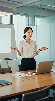 JPG 편집이미지 여자 의자 탁자 회의 한명 서기 미소 정장 손짓 성인 노트북 펜 공책 비즈니스우먼 발표 프레젠테이션 회의실 문서 화이트보드 의료성형뷰티 성인여자한명만 편집실사 AI인물포토 AI콘텐츠 1 옷 가구 비즈니스 모션 문구용품 표정 사람 전자제품 필기구 직장인 CG 여자한명만 성인여자만 파일형식 AI포토