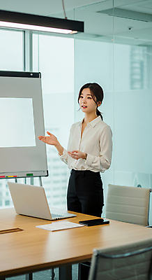 JPG 편집이미지 여자 의자 탁자 전등 한명 서기 정장 성인 노트북 스마트폰 가리킴 비즈니스우먼 발표 프레젠테이션 문서 화이트보드 의료성형뷰티 성인여자한명만 편집실사 AI인물포토 AI콘텐츠 1 옷 가구 비즈니스 모션 조명 사람 손짓 전자제품 핸드폰 스마트기기 직장인 CG 여자한명만 성인여자만 파일형식 AI포토