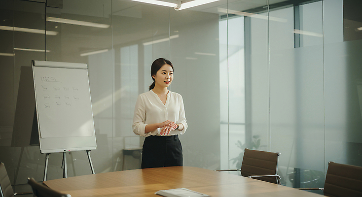 JPG 편집이미지 여자 의자 탁자 회의 전등 한명 서기 미소 정장 성인 비즈니스우먼 발표 회의실 화이트보드 손모으기 의료성형뷰티 성인여자한명만 편집실사 AI인물포토 AI콘텐츠 1 옷 가구 비즈니스 모션 조명 표정 사람 손짓 직장인 CG 여자한명만 성인여자만 파일형식 AI포토
