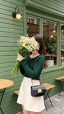 JPG 편집이미지 여자 꽃다발 의자 전등 한명 들기 성인 초록색 데이지 감성 얼굴가리기 미니백 봄여행 원형탁자 의료성형뷰티 성인여자한명만 카페거리 편집실사 AI인물포토 AI콘텐츠 1 꽃 컬러 여행 가구 컨셉 모션 탁자 조명 거리 사람 봄 카페 가림 CG 여자한명만 성인여자만 파일형식 AI포토